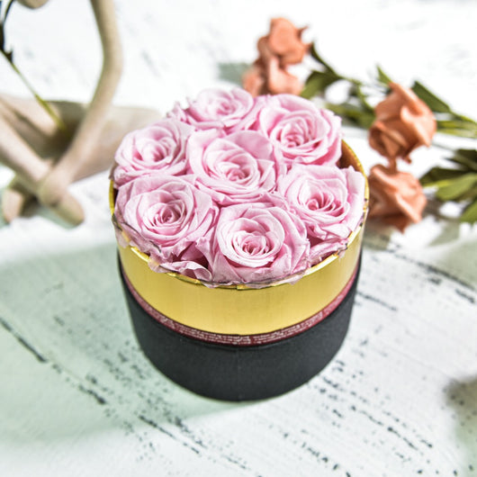 Caja de Regalo Navideña con Rosas Preservadas Hug Bucket - Image 25