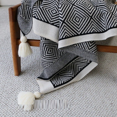 Manta de Descanso Geométrica Blanco y Negro - Diseño Retro Minimalista - Image 10