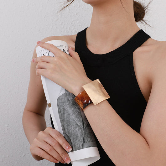 Pulsera Cuadrada Geométrica en Metal Cepillado - Diseño Elegante y Minimalista - Image 9