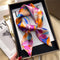 Pañuelo de Seda con Estampado Graffiti para Mujer