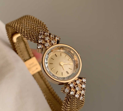 Reloj Retro Dorado con Correa Tejida para Mujer - Diseño Clásico Redondo Pequeño - Image 9