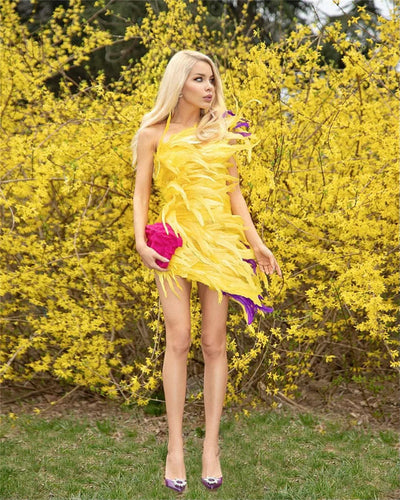 Vestido de Noche Elegante con Plumas y Espalda Descubierta - Image 5