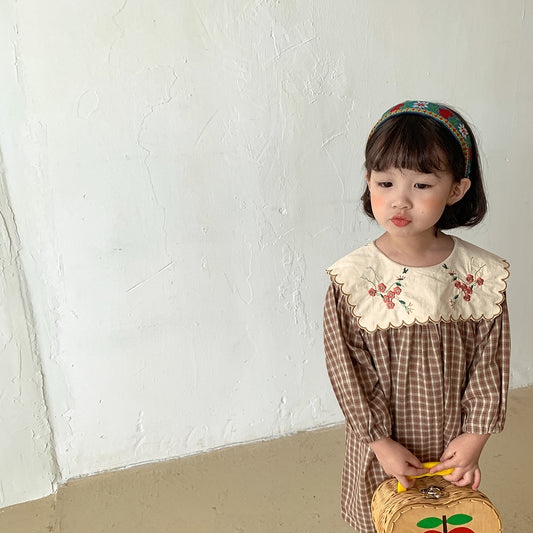 Vestido Infantil Estilo Occidental con Cuello Ancho y Flores Bordadas - Image 2