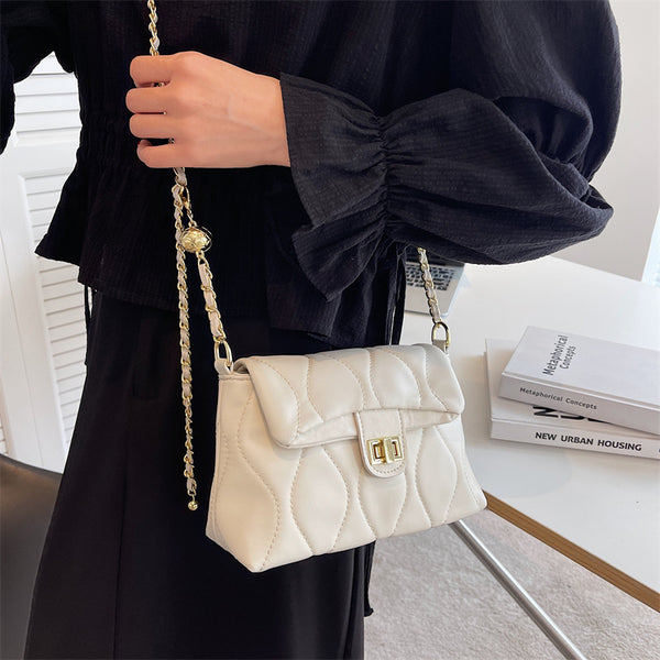 Bolsa Cuadrada Pequeña con Cadena de Hilo Bordado