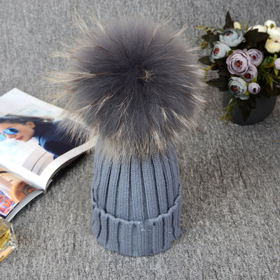 Gorro Invierno Pompón Esponjoso Colores Sólidos - Diseño Elegante y Cálido - Image 8