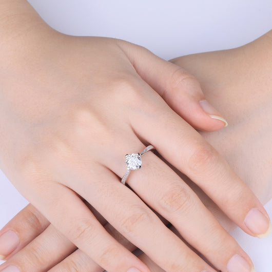 Anillo de Moissanita Clásico de Cuatro Puntas para Mujer - Image 2