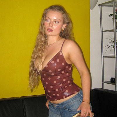 Camiseta de Cuero con Lunares y Escote en V para Mujer, Ajuste Ceñido - Image 12