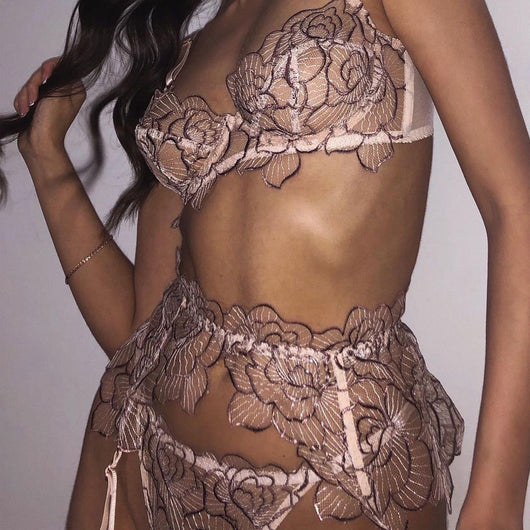 Conjunto de Lencería Transparente de Tres Piezas con Encaje Floral - Image 13