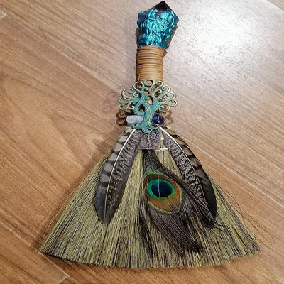 Escoba de Plumas Amatista para Brujería - Image 6