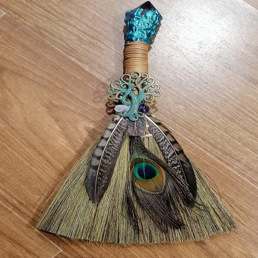 Escoba de Plumas Amatista para Brujería - Image 6