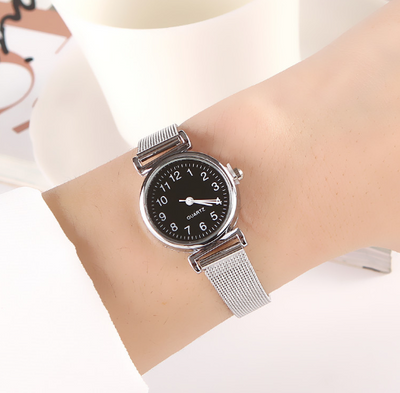 Reloj de Cuarzo con Numerales Romanos Elegante - Image 9