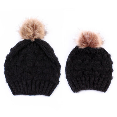 Gorro de Punto Familiar con Pompón de Pelaje - Diseño Mariposa Cálido - Image 5