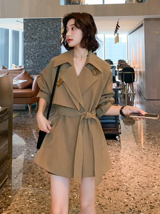 Gabardina Corta Khaki Cintura Ajustada con Drapeado Elegante - Image 4
