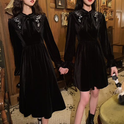 Vestido Largo de Terciopelo Bordado con Cuello Puntiagudo y Cintura Ajustada - Image 3