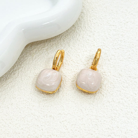 Aretes Colgantes con Circonita Micro Incrustada y Detalles Esmaltados