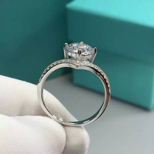Anillo de Moissanita V con Oro Blanco 18K, Coronas de Cuatro Puntas y Diamantes - Image 7