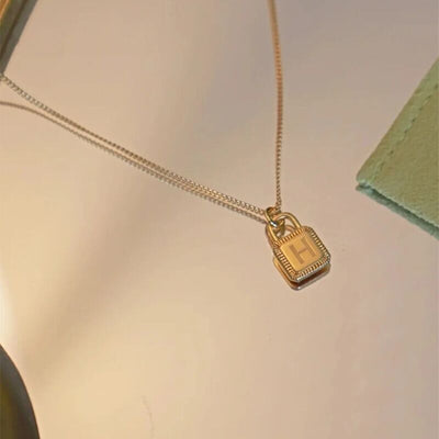 Collar Colgante Cuadrado con 26 Letras en Oro Laminado 18K - Image 37