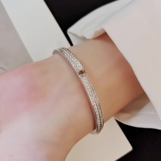 Pulsera Ancha de Letras TT en Diamantes de Lujo - Image 5