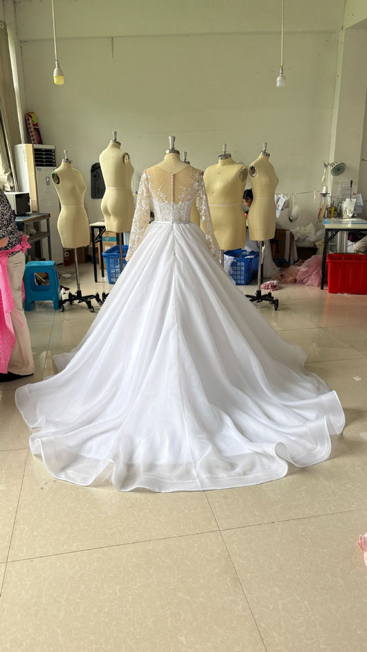 Vestido de Novia Largo con Hombros Descubiertos y Bordados Elegantes - Image 10