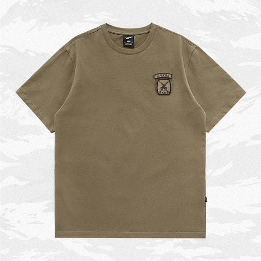 Polera Vintage con Emblema Bordado Cuello Redondo para Hombre