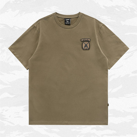 Polera Vintage con Emblema Bordado Cuello Redondo para Hombre