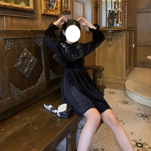 Vestido Largo de Terciopelo Bordado con Cuello Puntiagudo y Cintura Ajustada