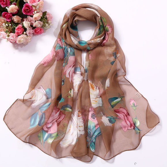 Pañuelo de Seda con Protección Solar y Estampado de Rosas