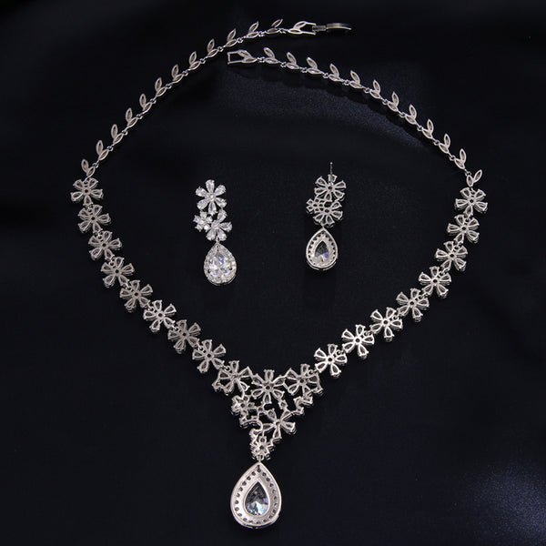 Conjunto de Dos Piezas: Collar y Aretes de Cristal