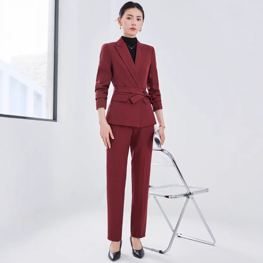 Traje Ejecutivo Femenino con Camisa de Cuello Solapa y Pantalón