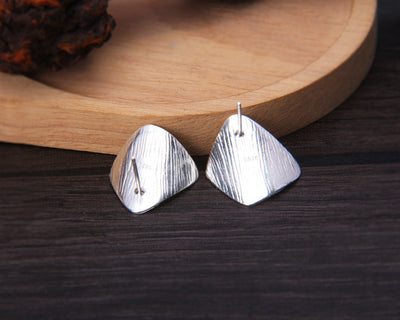 Aretes Cuadrados Frosted Cepillados con Tachuelas - Image 10