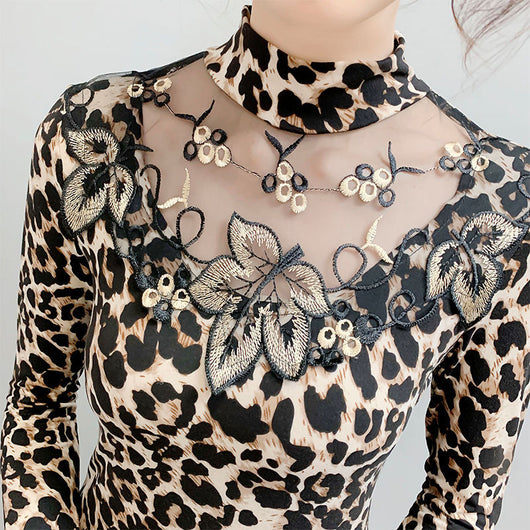 Blusa Estilo Occidental Estampado Leopardo con Encaje Bordado - Image 3