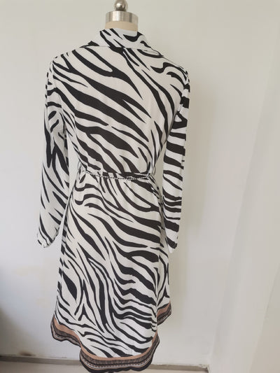 Vestido Largo Camisero con Estampado Geométrico Blanco y Negro - Image 7