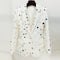 Blazer Elegante con Detalles de Perlas y Botón Decorativo
