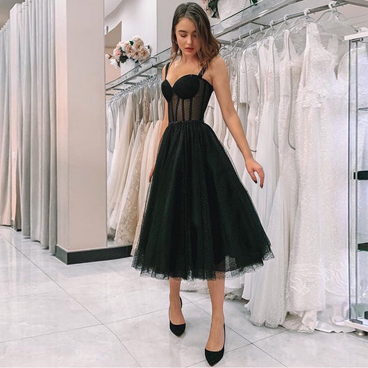 Vestido Negro Corto con Tirantes Ajustables