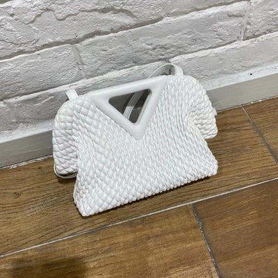 Bolso de Cuero Triangular Invertido con Bordado y Textura Craquelada - Image 15