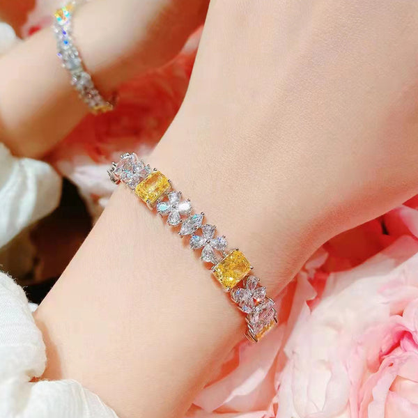 Pulsera Floral de Diamantes de Color en Oro Amarillo 18K
