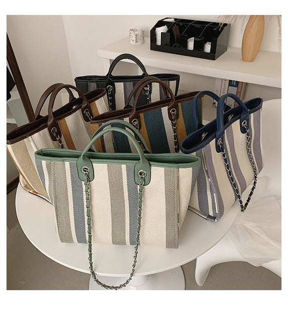 Bolsa Portátil de Corrente com Textura Listrada e Detalhes em Contraste