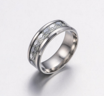 Anillo de Calavera Luminosa en Titanio - Joya Punk Clásica y Audaz - Image 3