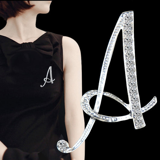Broche de letra con diamantes