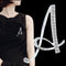 Broche de letra con diamantes