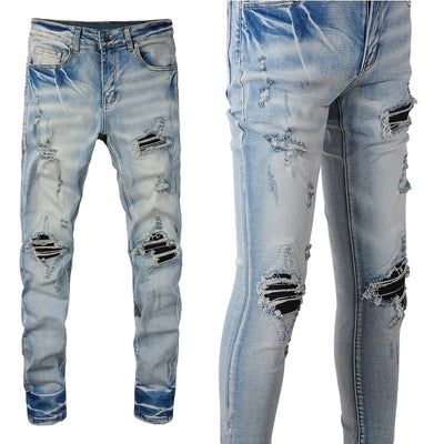 Jeans Azul Claro Rotos con Parches de Cuero Negro para Hombre - Image 3