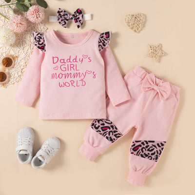 Conjunto de Tres Piezas Otoñal para Niña con Estampado de Letras - Image 8