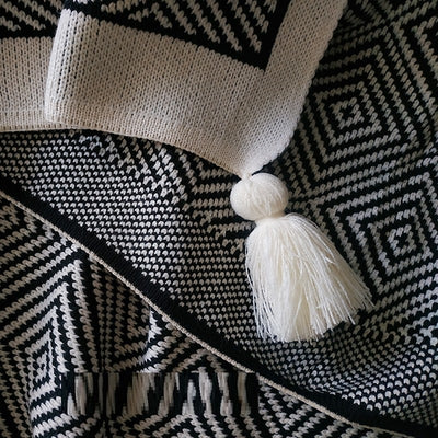 Manta de Descanso Geométrica Blanco y Negro - Diseño Retro Minimalista - Image 5