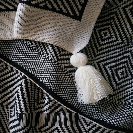 Manta de Descanso Geométrica Blanco y Negro - Diseño Retro Minimalista - Image 5