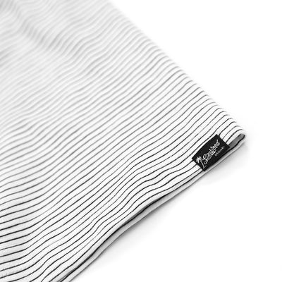 Playera de Rayas Blancas y Negras con Estampado de Letras - Image 5