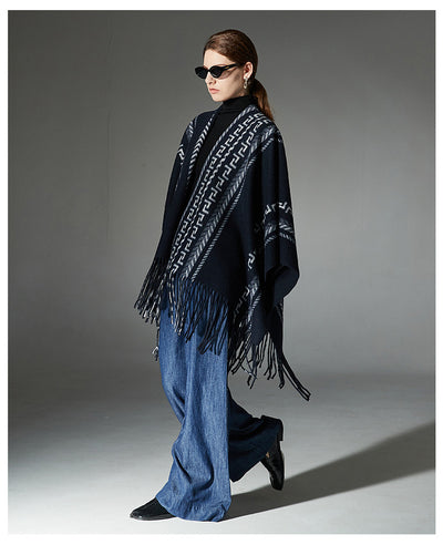 Chal Étnico Azul Marino con Borlas y Tejido Jacquard - Image 5
