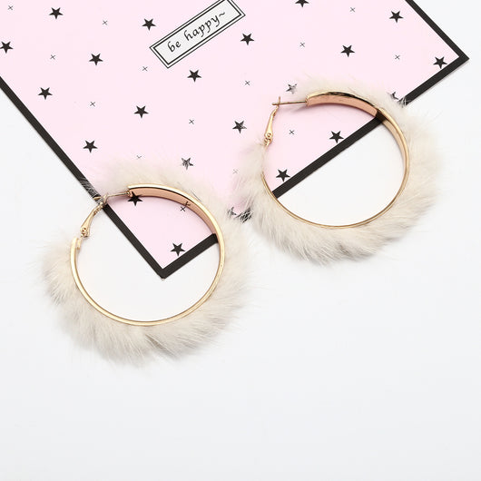 Aretes de Piel de Visón con Círculo Metálico - Elegancia y Temperamento - Image 4