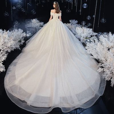 Vestido de Novia Asimétrico con Detalles Estelares y Cola Fluida - Image 16
