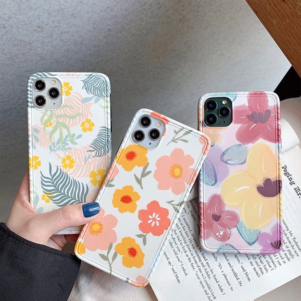 Funda para celular con diseño floral y hojas pintadas