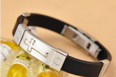 Pulsera de Cruz en Acero Titanio y Silicona - Image 3